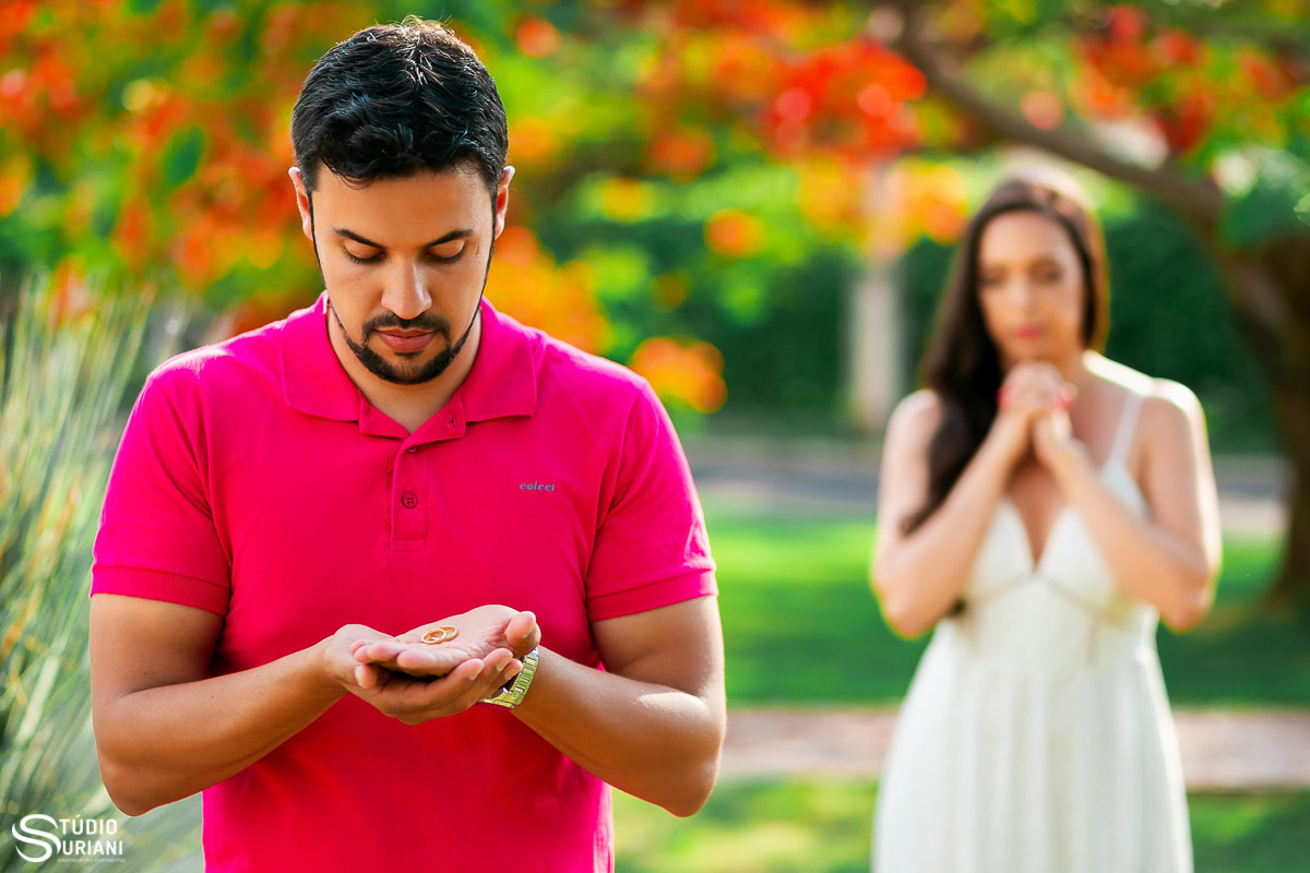 Noivo pensativo olhando a aliança antes de pedir a namorada em noivado pensando no casamento em 2020 em Uberlândia 