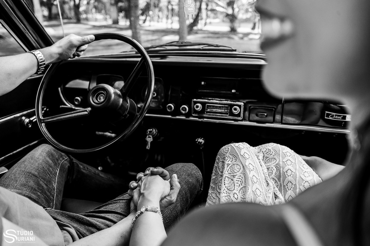 Noivo pegando na mãe da noiva no carro antigo e noiva dentista sorri 