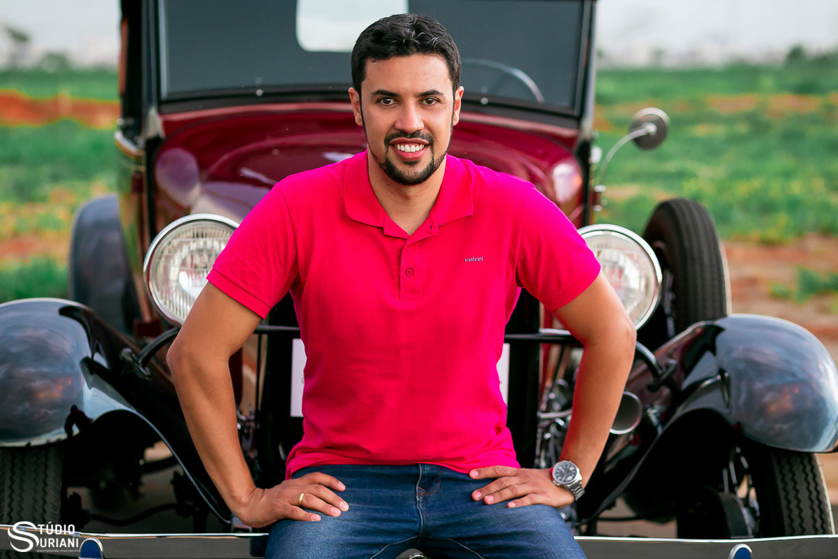 Foto com carro Ford antigo que era do pai do noivo em Uberlândia 