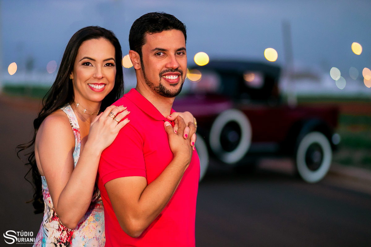Foto com carro antigo do noivo relíquia do pai 