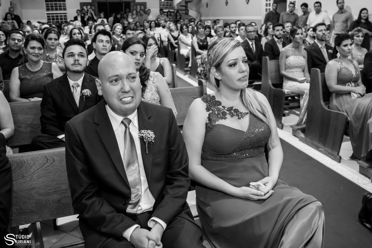 irmão e irmã emocionados casamento na igreja