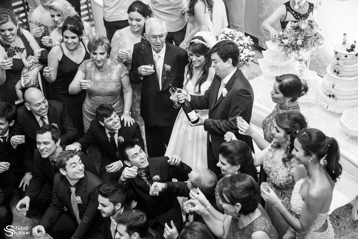 noivo estourando champanhe recepção casamento com alegria e amor