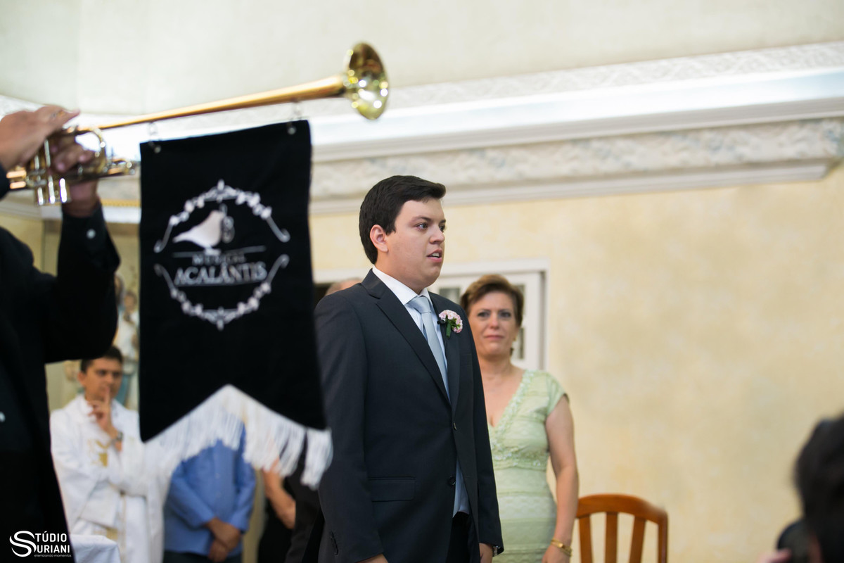 noivo emocionado entrada da noiva na igreja casamento