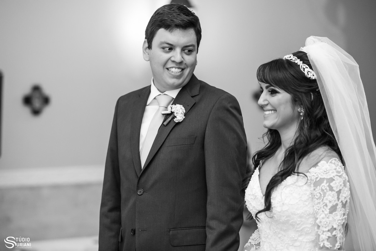 noivo olhando a linda noiva no altar da igreja