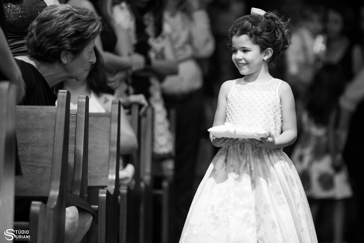 Entrada das alinaças com daminha linda sorrindo para avó