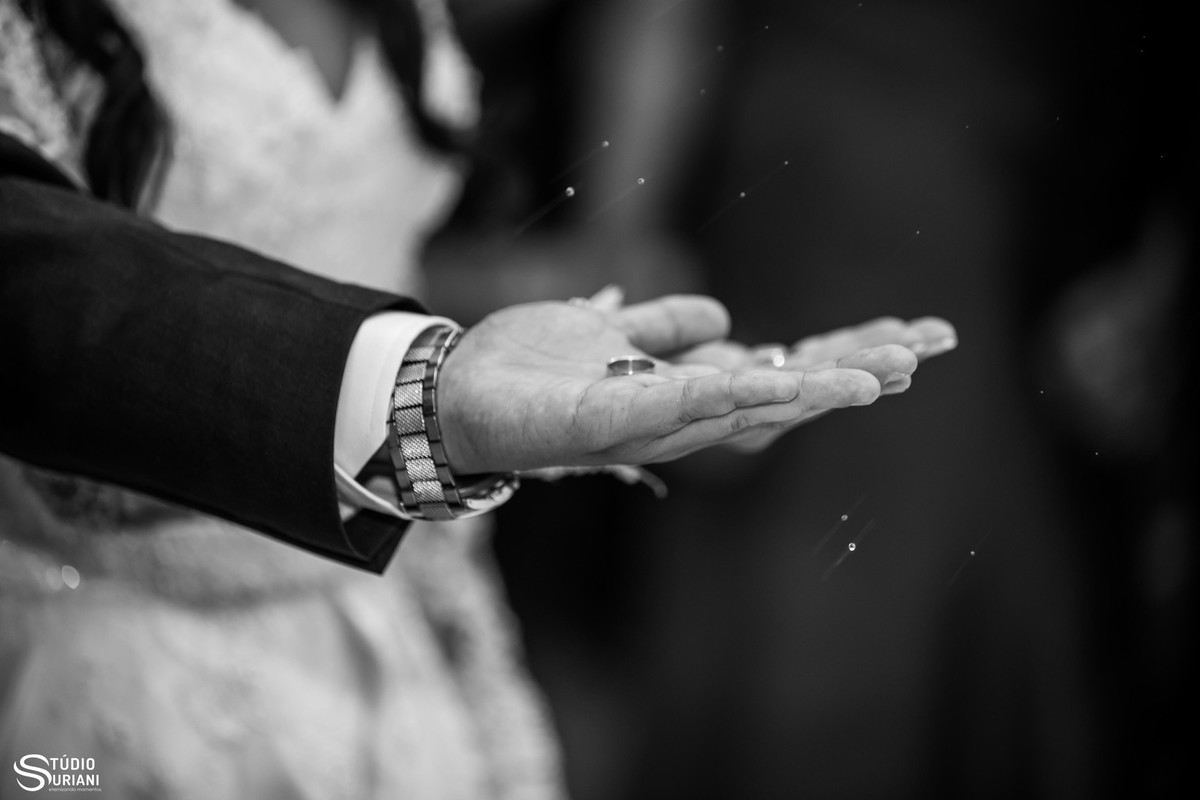 padre abençoando as alinças dos noivos casamento igreja