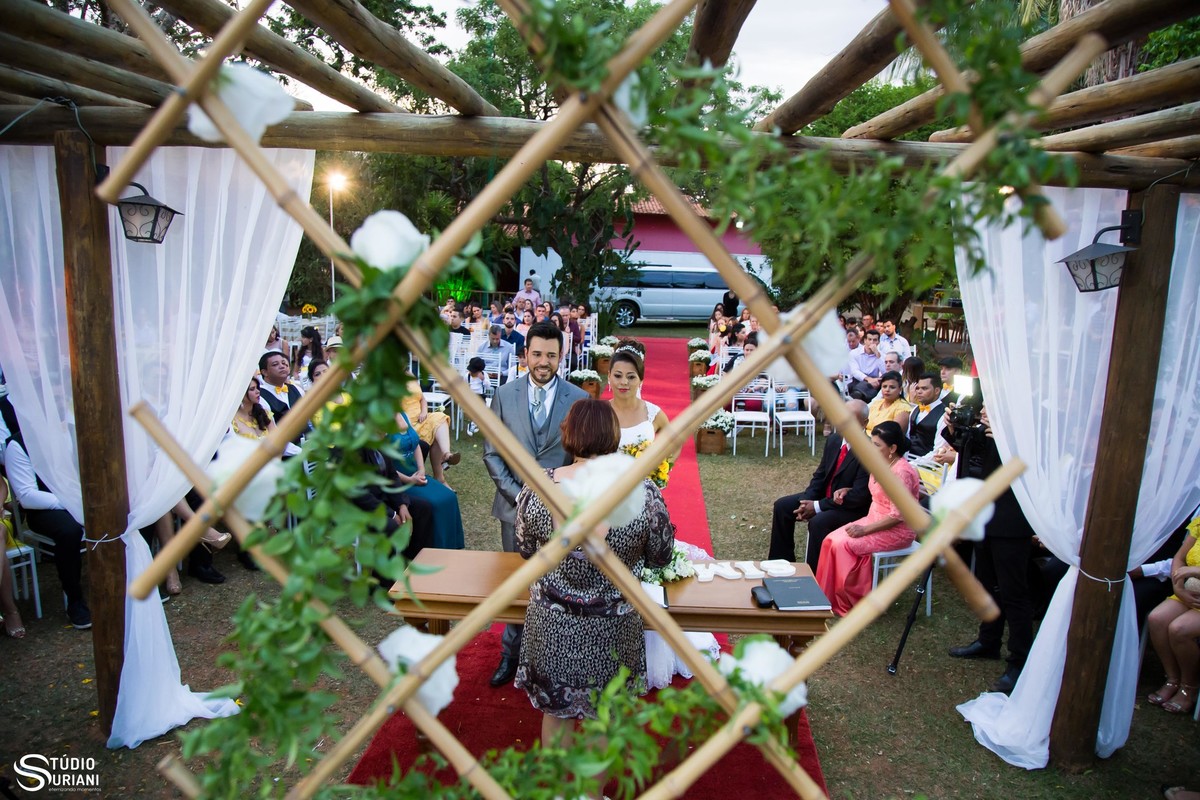 linda decoração casamento ao ar livre em chacara em uberlandia com buque amarela