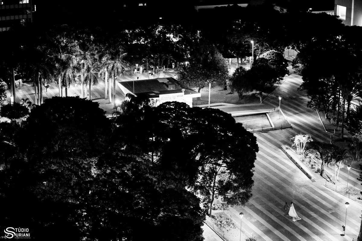 noivos na praça em sessão pós casamento lindos e apaixonados