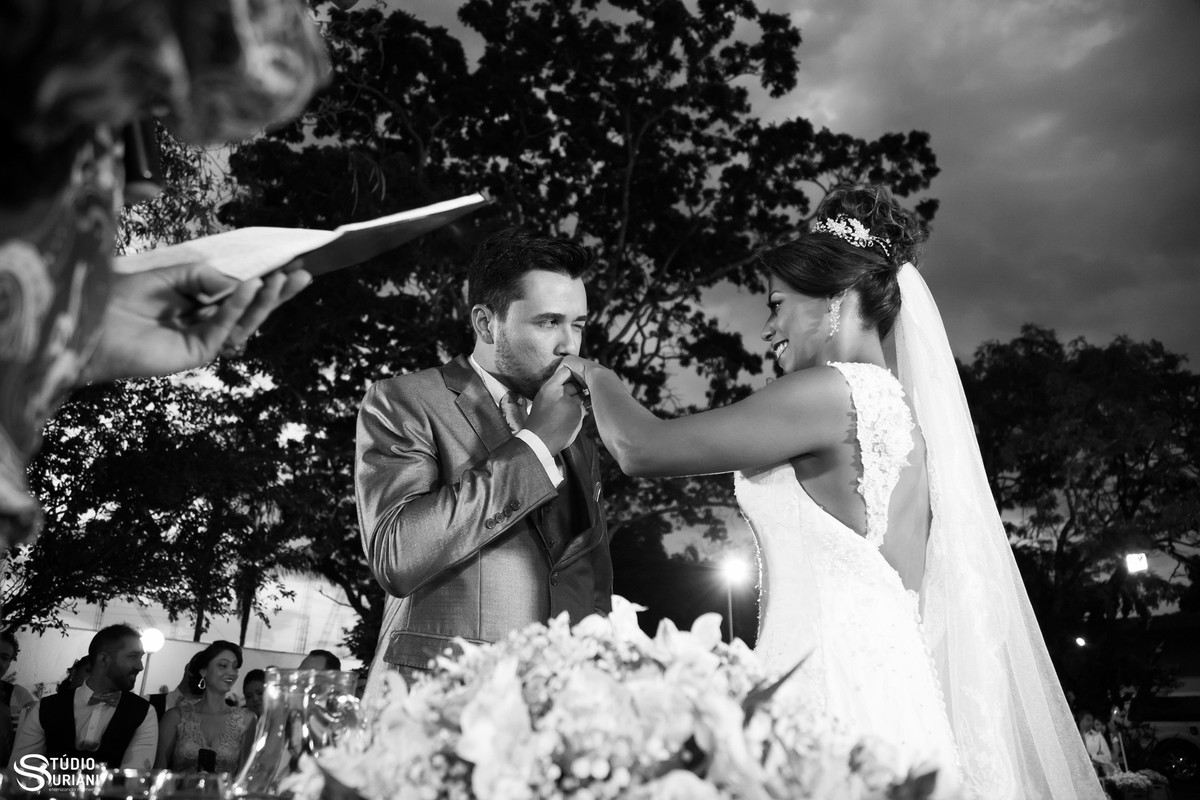 noivo beijando a mão da noiva no casamento depois da troca das alianças em casamento ao ar livre em uberlandia