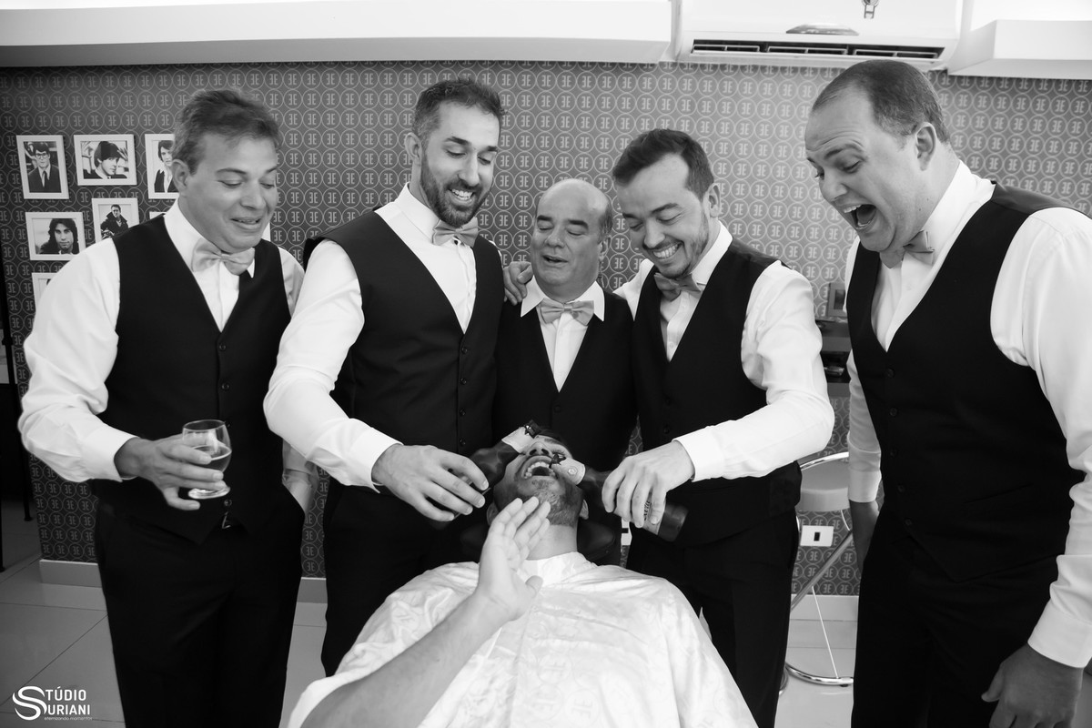 making-of-noivo-salão com amigos se divertindo bebendo e zuando o noivo muita alegria