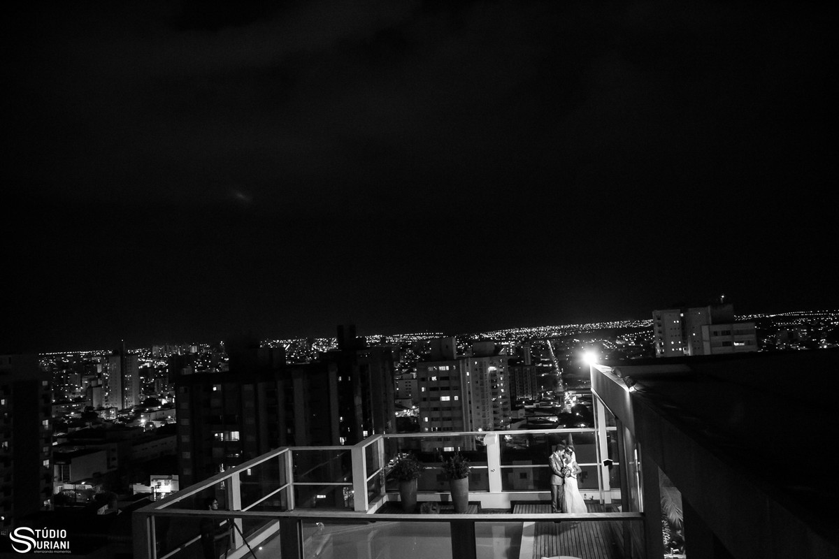 ensaio dos noivos pós casamento em uberlandia pegando a cidade de uberlandia de fundo