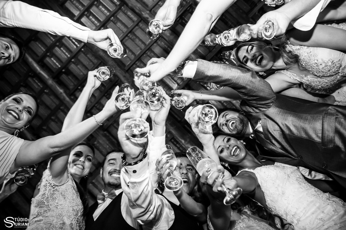 Brinde dos noivos e padrinho casamento ao ar livre com muita elegria