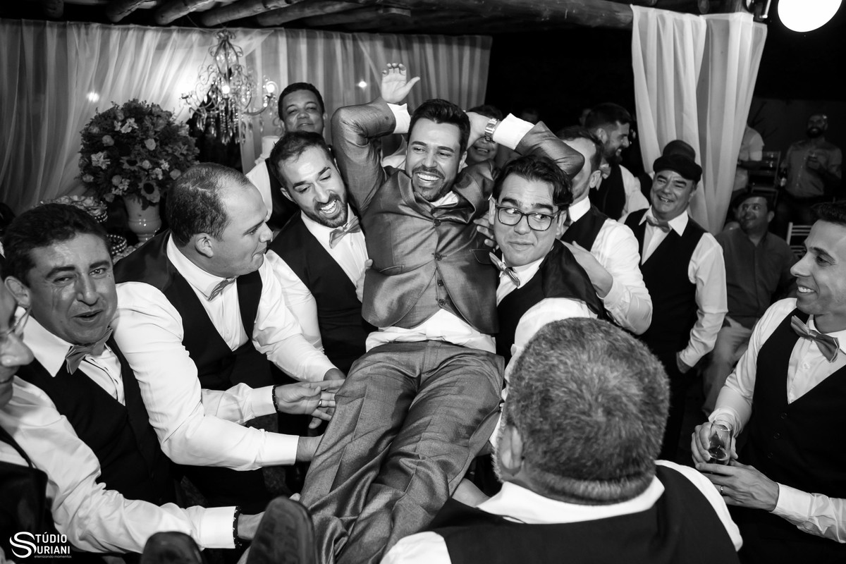 noivo sendo carregado pelos padrinhos em casamento na chacara em uberlandia