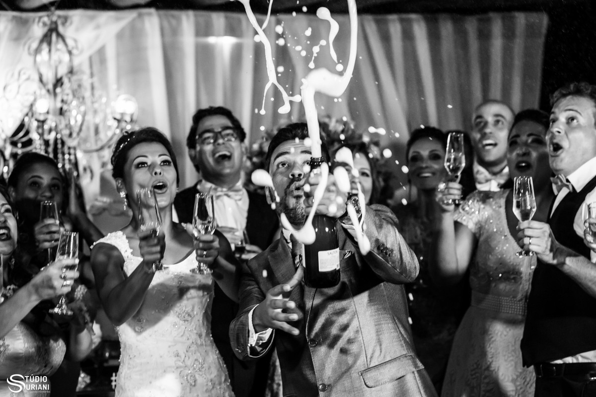 Estourando champanhe com os padrinhos em ubelandia