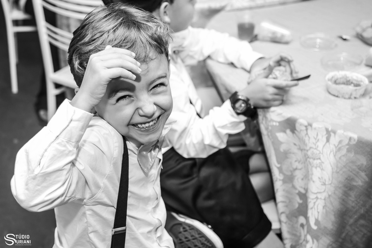 menino sorrindo casamento ao ar livre em uberlandia em chácara