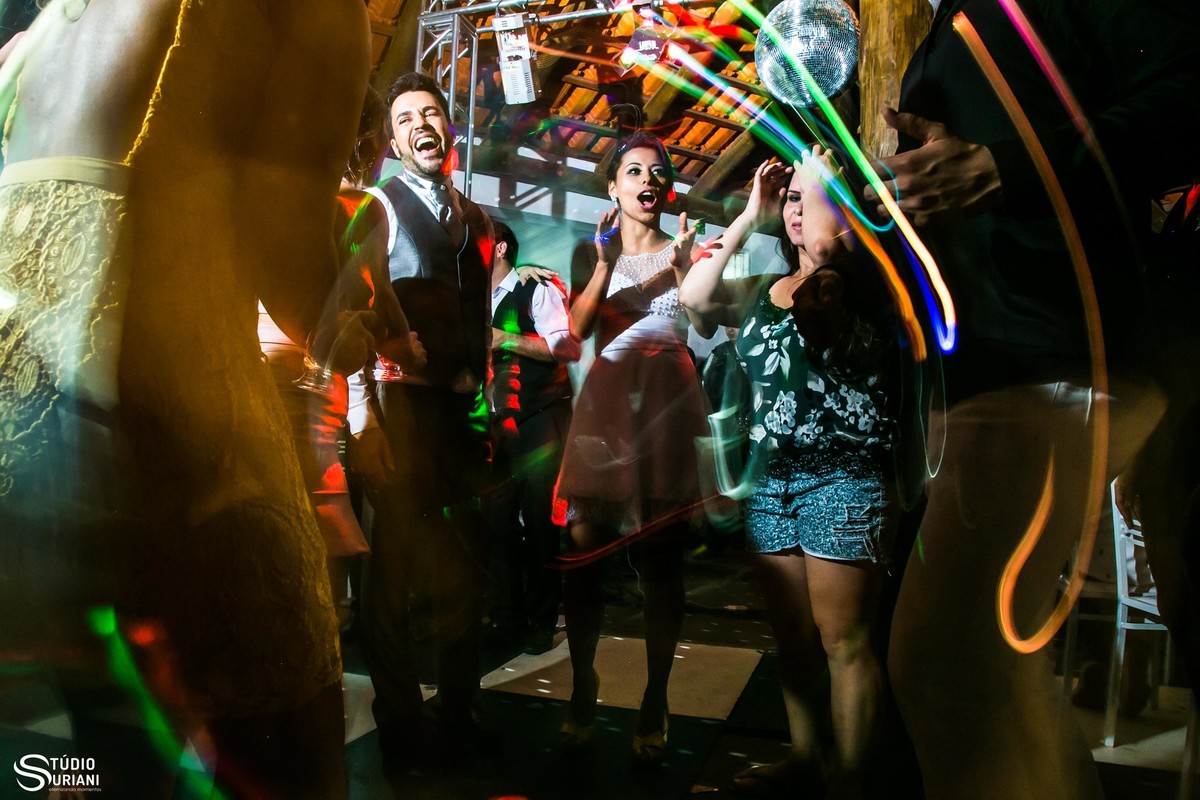 Pista de dança com os noivos se divertido