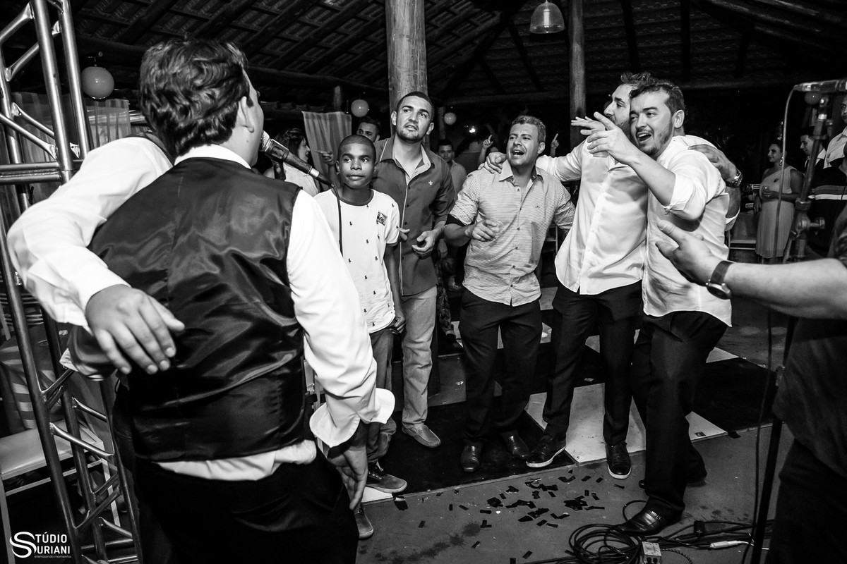 noivos cantando com a banda casamento ao ar livre em uberlandia