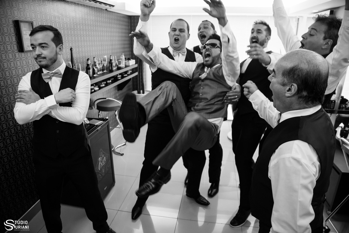 making-of-noivo-salão com amigos se divertindo bebendo e zuando o noivo muita alegria