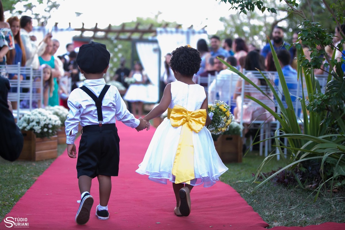 entrada dos pages com mão dada lindos com laço amarelo e menino de boina e suspensório