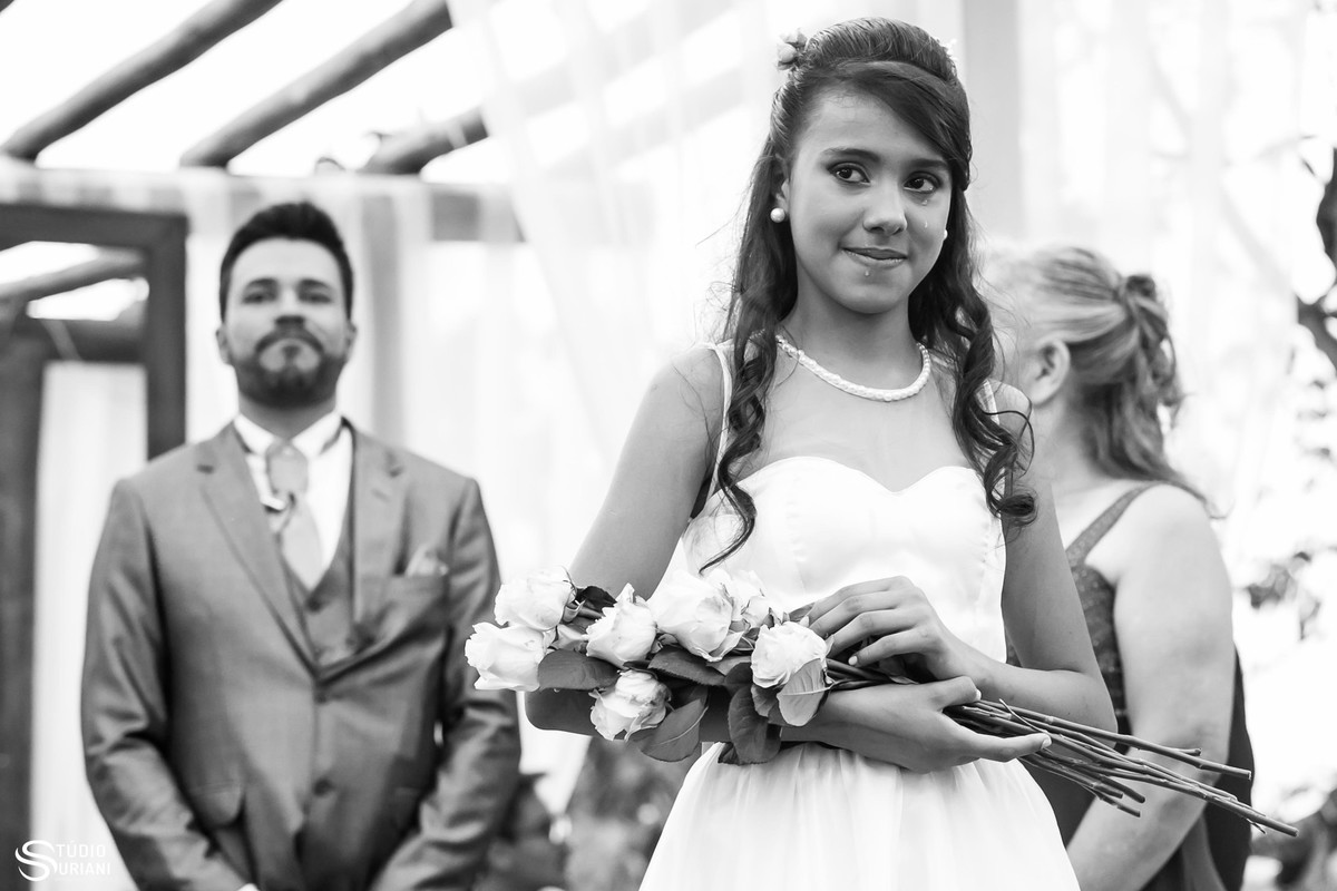 Florista chorando no casamento em uberlandia com noivo no casamento ao ar livre em chácara