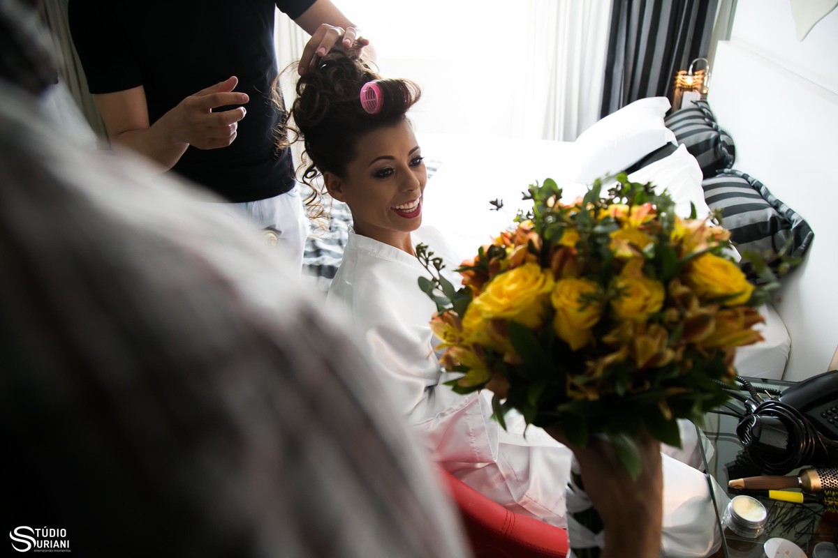making-of-noiva-hotel-presitente-uberlandia-makeup-cabelereiro-amigos-vestido-de-nova-buque-amarelo