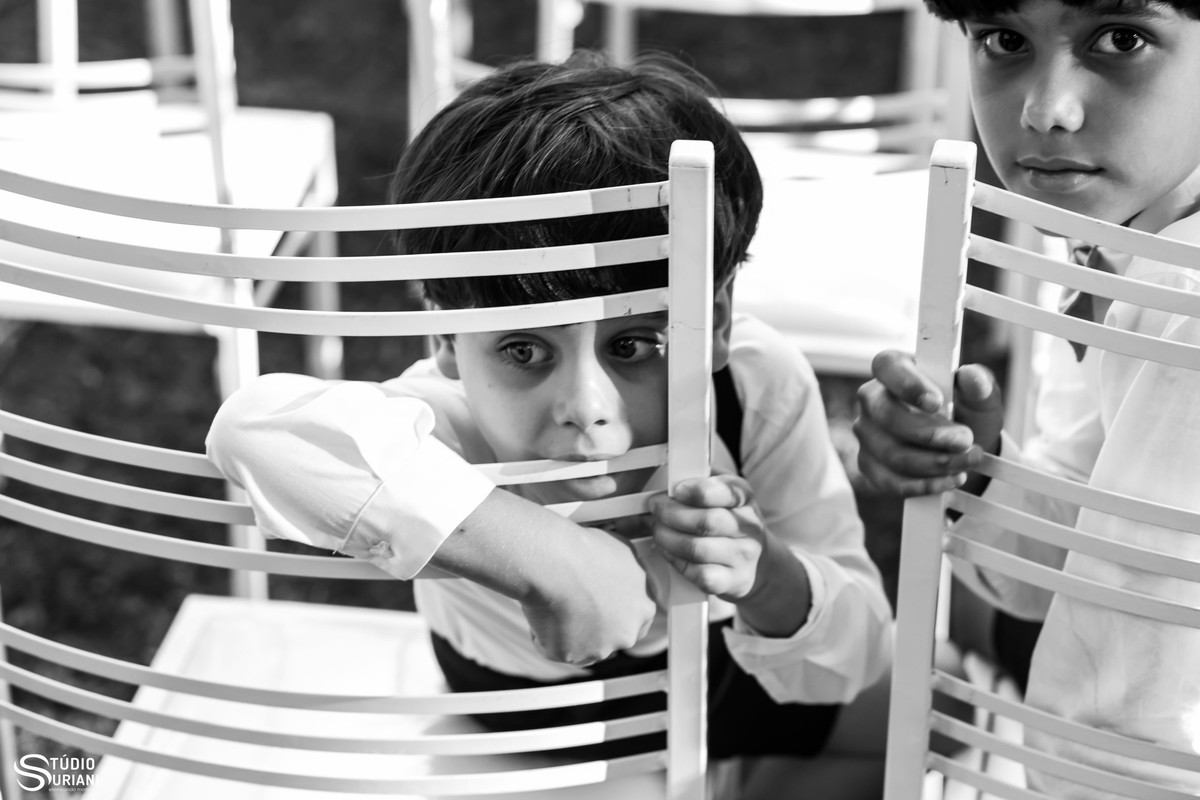 pages olhando a noiva durante sua entrada assustado como ela estava tão linda