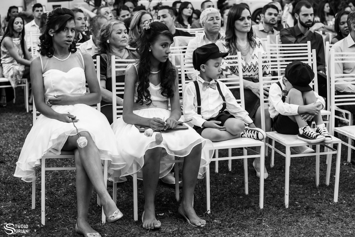 crianças vendo casamento na chacara ao ar livre, engraçadinho e lindos