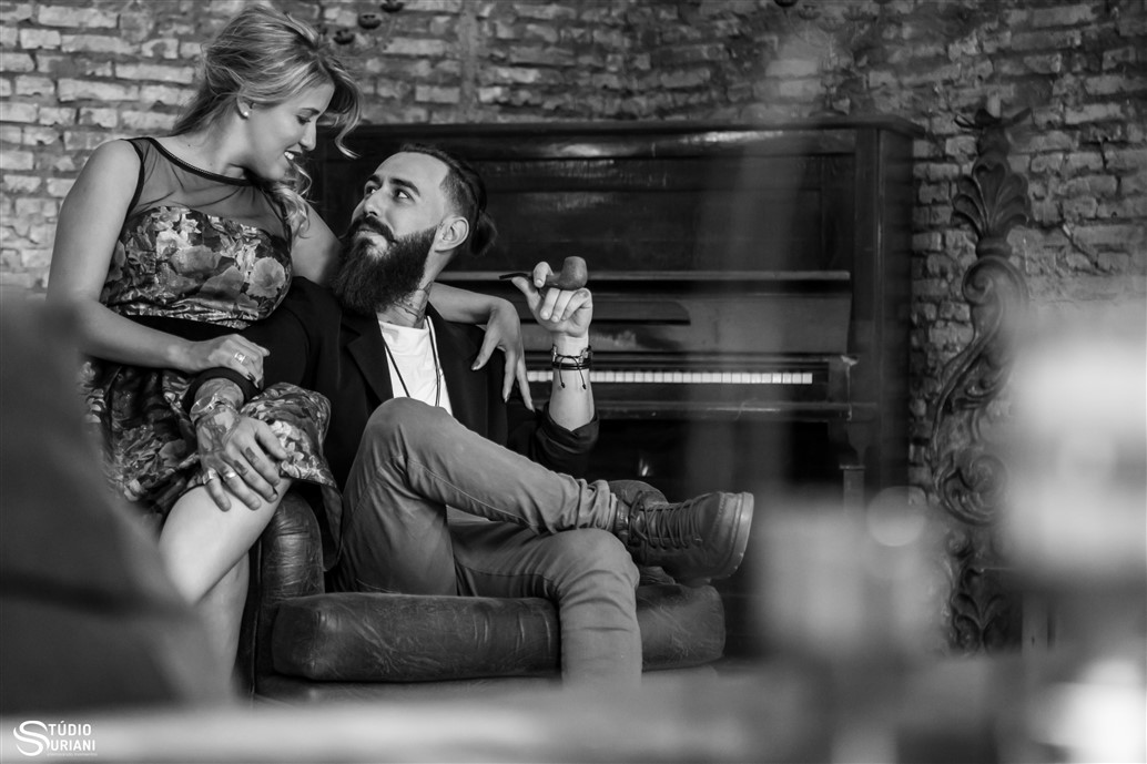 ensaio fotográfico com piano e cachimbo e roupas de época anos 60 70 80