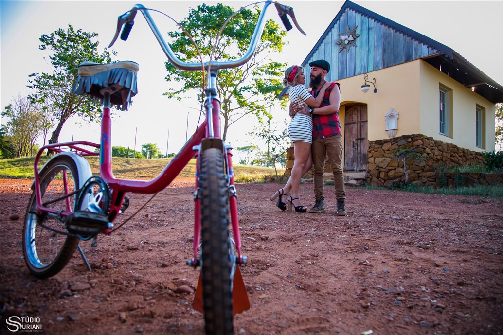 Ensaio fotografico com bicicleta antiga ótima idéia de fotos para ensaio pré wedding