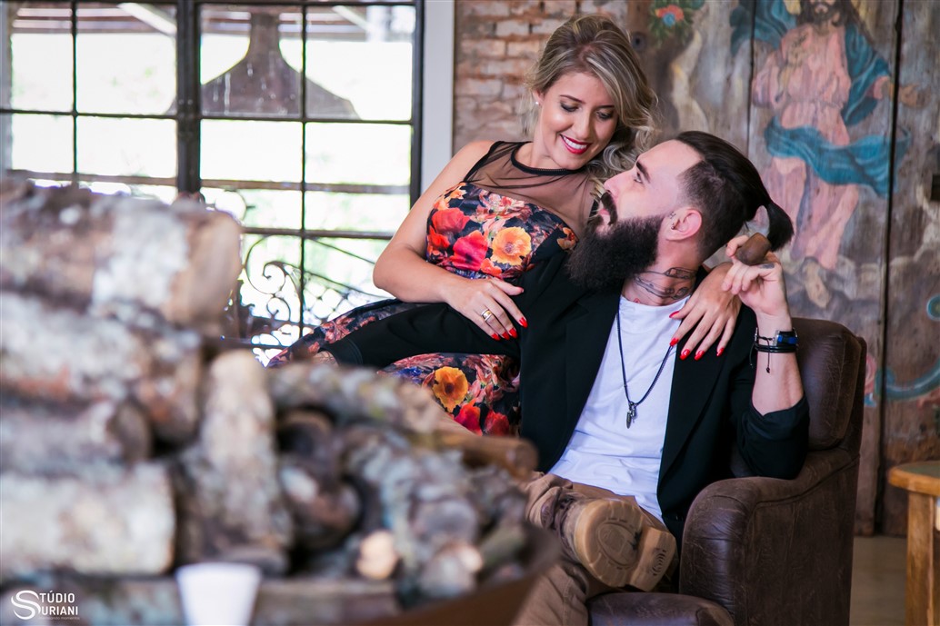 melhores fotógrafos de casamento de uberlandia faz ensaio em chácara com casal diferente e looks temáticos