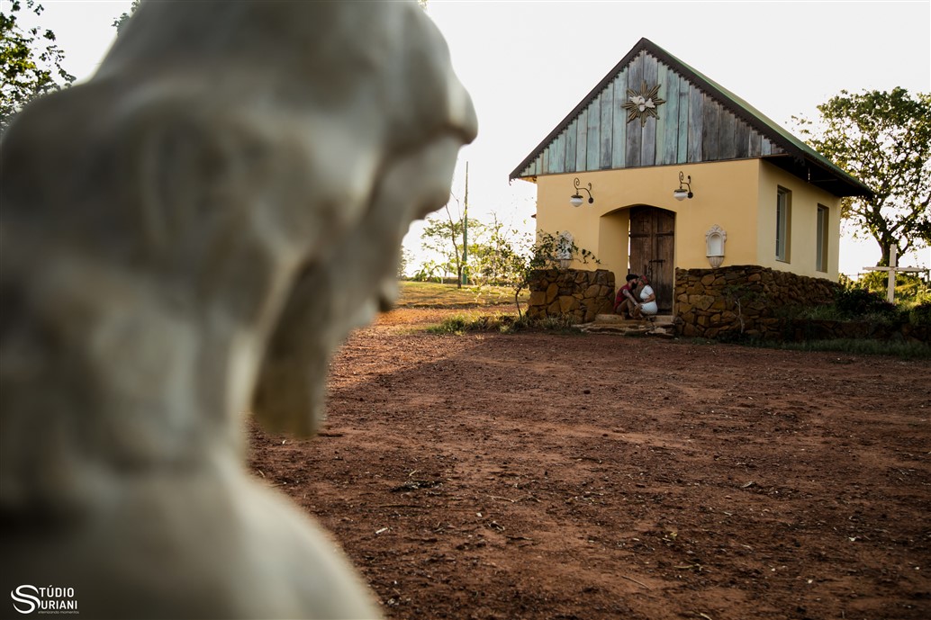ensaio fotográfico em igrejinha abandonada em uberlandia com imagem de jesus cristo
