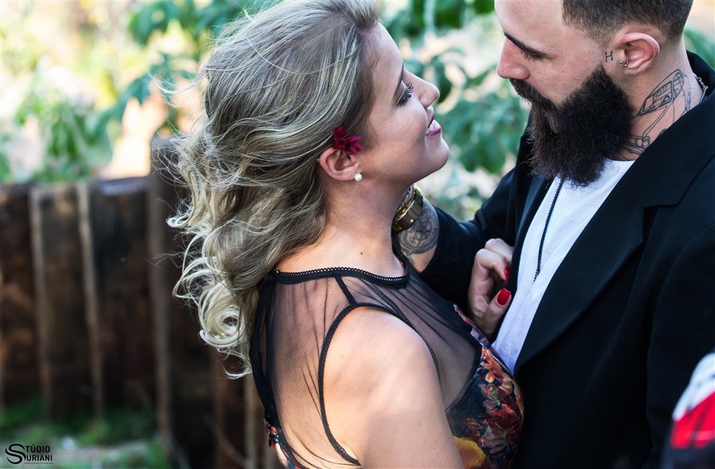 Ensaio de noivos diferentes  loira e barbudo apaixonados