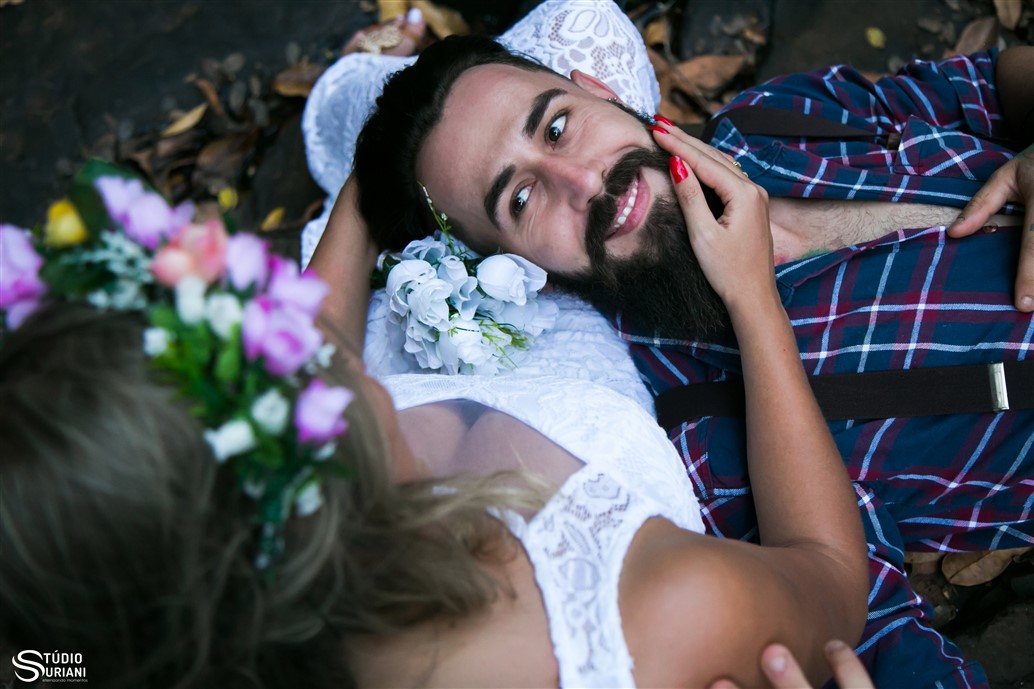 noivo olhando a linda noiva em ensaio fotografico em chácara em uberlandia