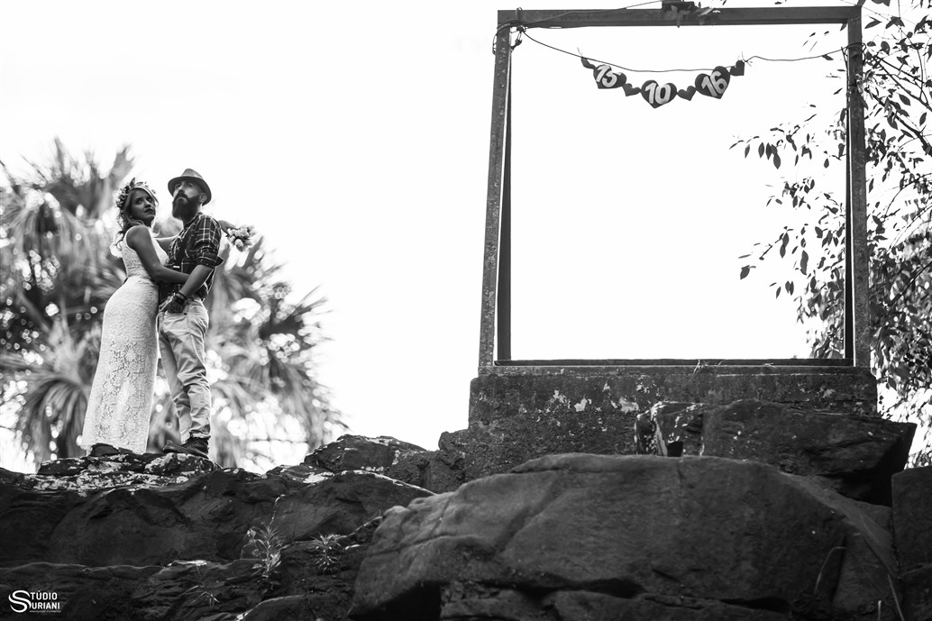 fotos com a data do casamento em chácara com linda cachoeira