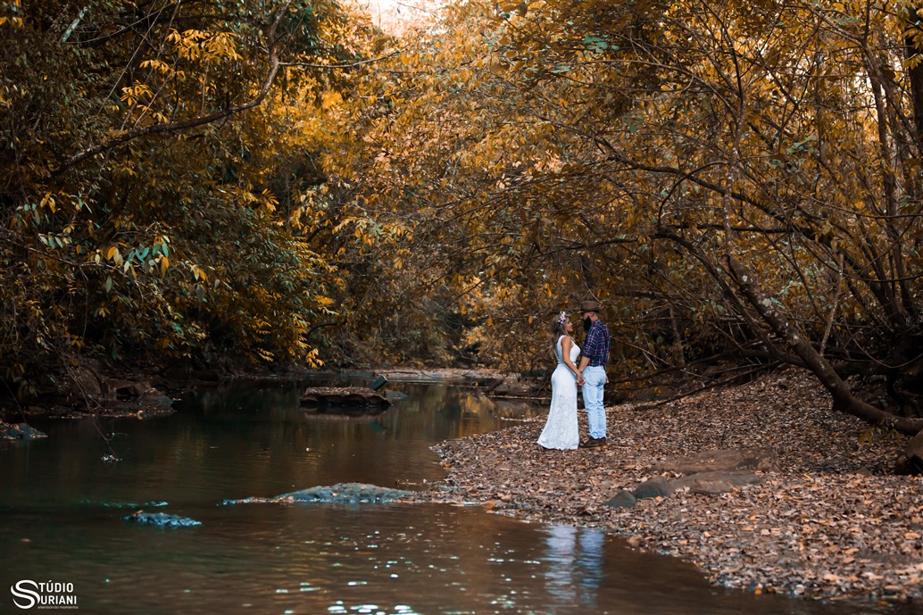 Ensaio externo em chácara com linda cachoeira e coroinha de flores e noivo barbudo estilo lenhador