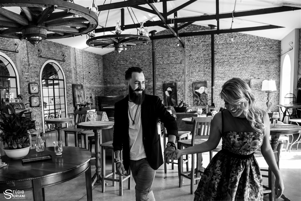 ensaio pre wedding de angelina e ratinho barbeiro de uberlandia com roupas anos 60 70 80 em linda chácara na cidade de Prata MG