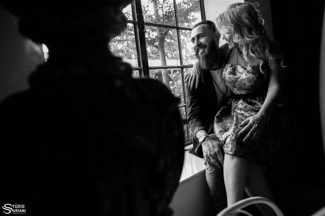 casal sentado na janela namorando apaixonados ensaio extern chácara