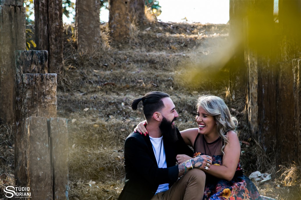 casal sentado na escada  namorando apaixonados ensaio extero chácara