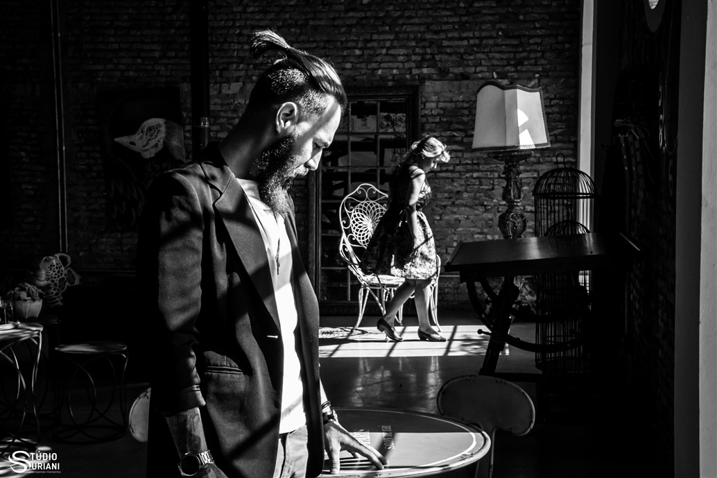 fotos difenrentes em ensaio pré casamento em uberlandia mg usando sombras e fotografia preto e branca