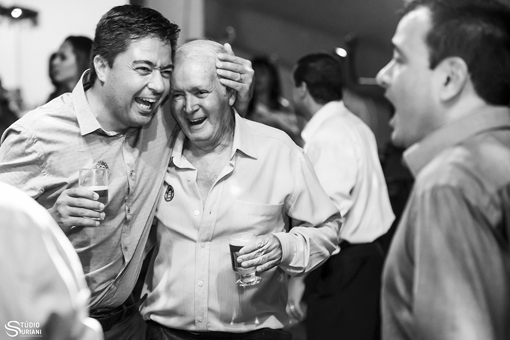 convidados bebendo e se divertindo no casamento em uberlandia