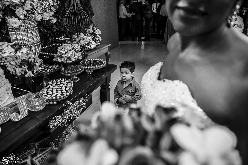 criança olhando a noiva assustado achando que ela é uma princesa em ubelandia