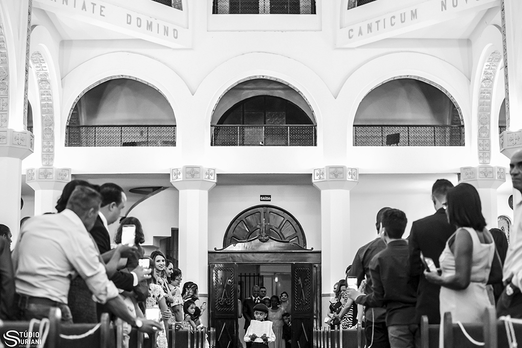entrada do pajem com boina no casamento na linda igreja