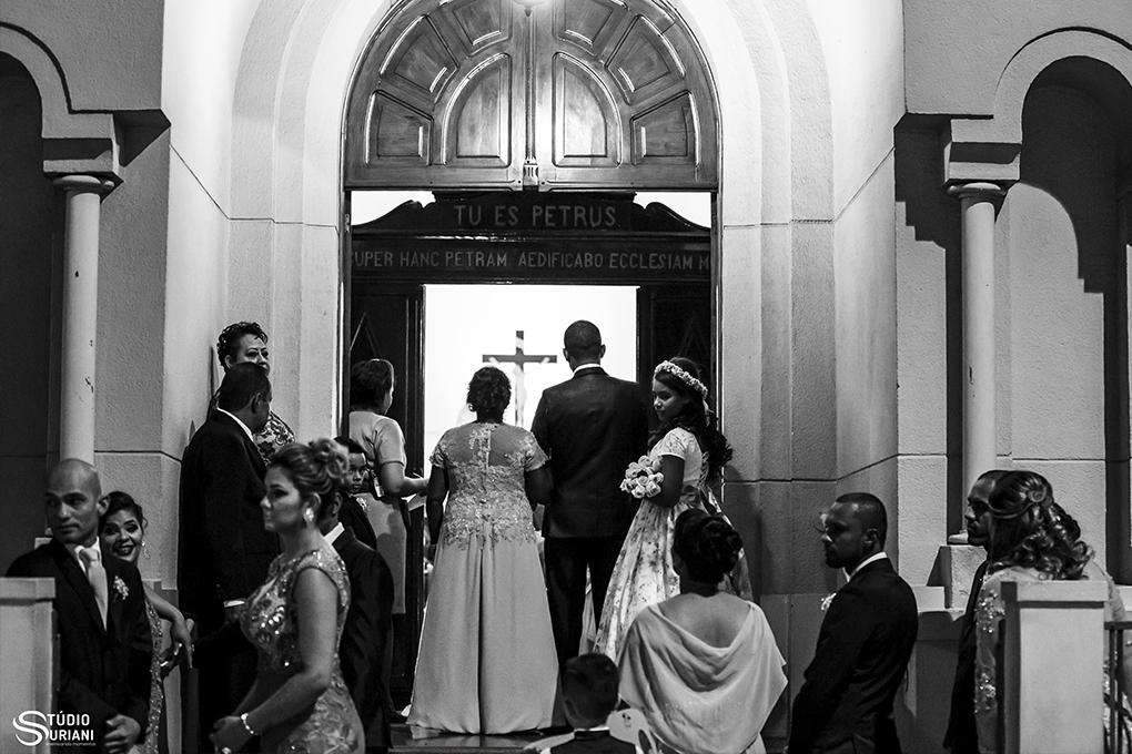 entrada do noivo no casamento na igreja nossa senhora das dores em uberlandia mg