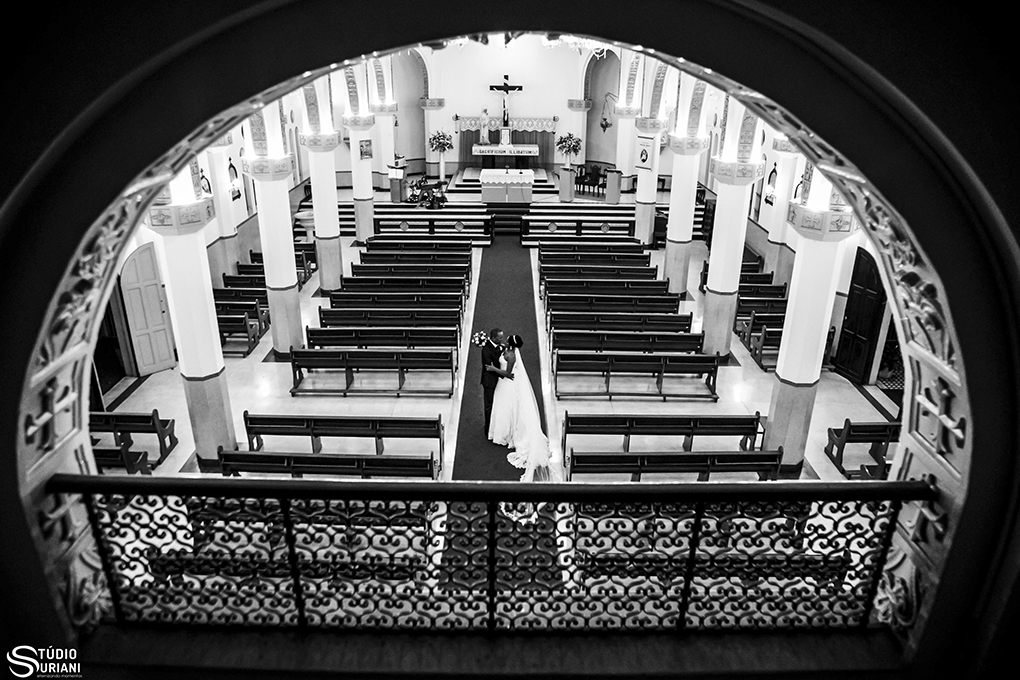 fotografo de casamento de uberlandia usa igreja como senário para fazer as fotos pós casamento