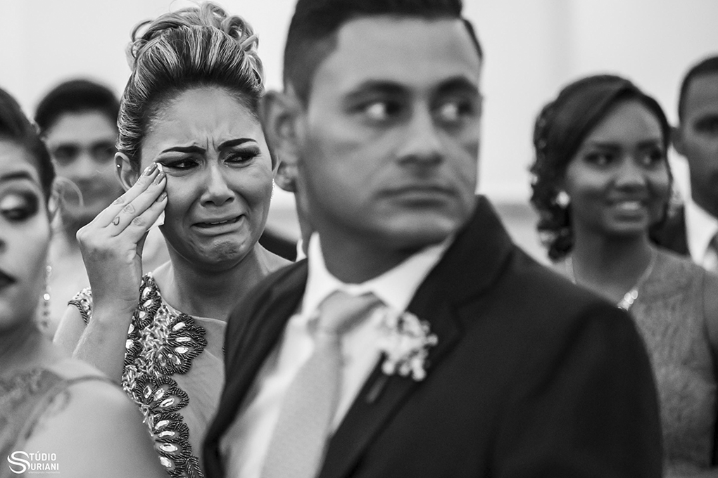 irmã da noiva emocionada no momento da entrada no casamento na igreja em uberlandia