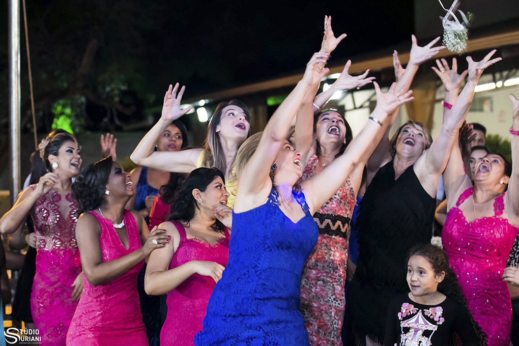 jogando o buque no casamneto de juiza e jadson em uberlandia