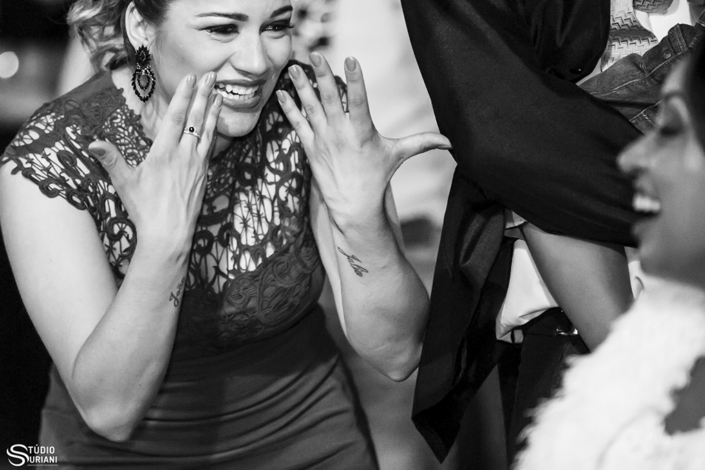 madinha emocionada com o vídeo same day edit no casamento em uberlandia