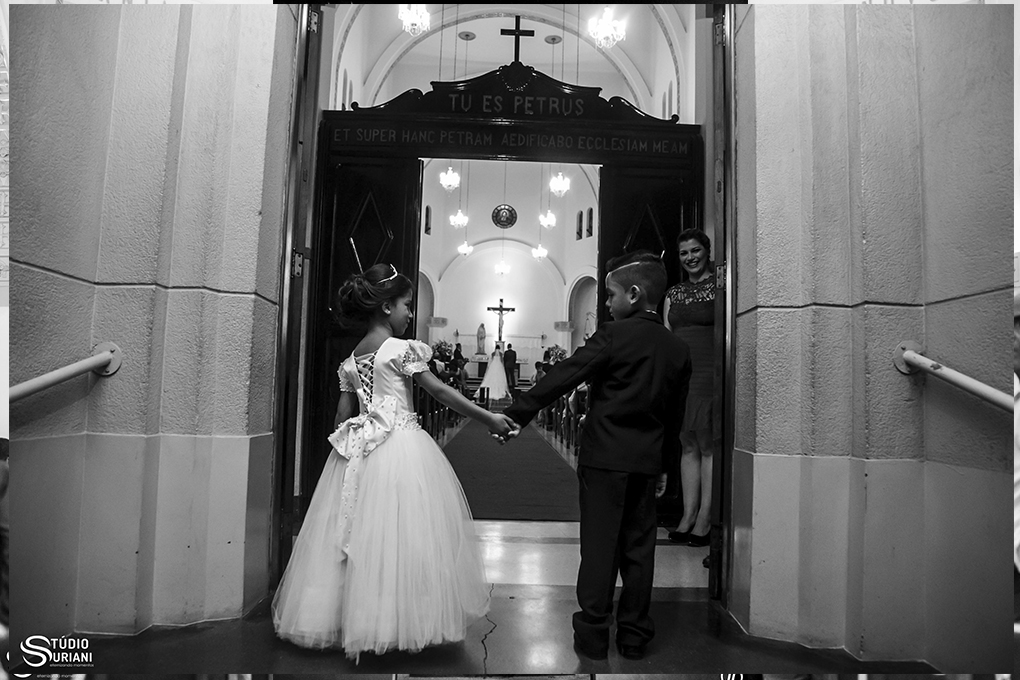porta alianças esparando na porta da igreja esparando a hora de entrar com as alinaças no casamento igreja catolica em uberlandia