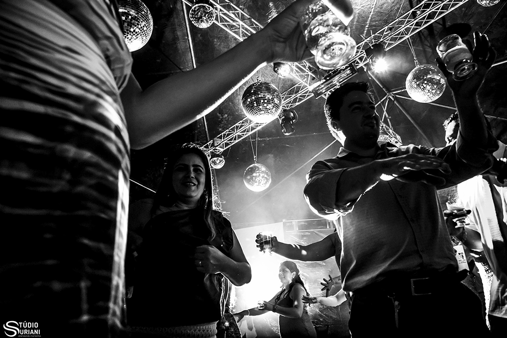 convidados curtindo a pista de dança no casamento em chácara em uberlandia - mg