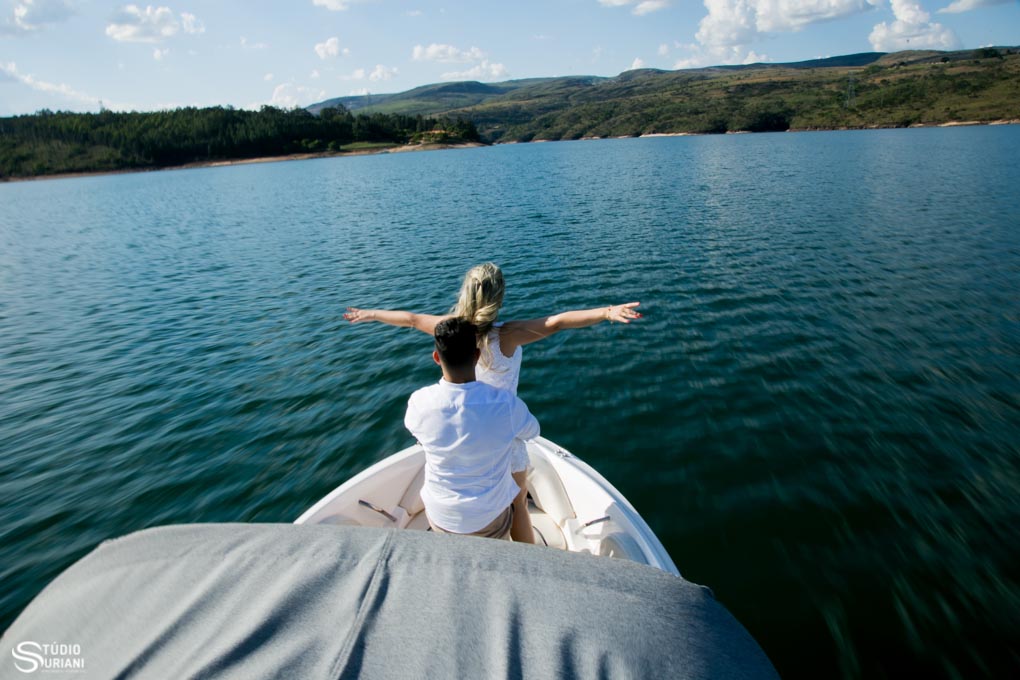 Noiva se divertindo durante ensaio fotográfico em capitólio mg